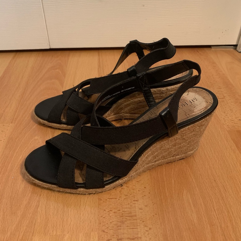 Open-toes strapped wedges